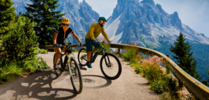 Ein Mann und eine Frau in Sportkleidung auf ihren Mountainbikes in den Bergen.