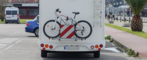 Rückansicht ins Wohnmobils, an dem ein Fahrradträger befestigt ist.