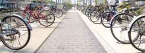 Verschiedene Fahrräder in einem öffentlichen Radständer.