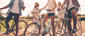 Eine Gruppe von Freunden steht mit ihren Fahrrädern zusammen.