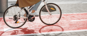Nahaufnahme einer Radfahrerin auf einem rot markierten Radweg.