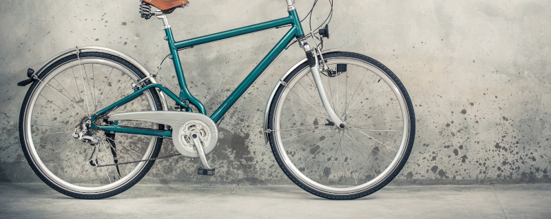 Ein Retro-Fahrrad, angelehnt an eine Betonwand.