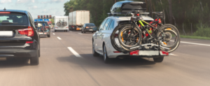 Ein Auto transportiert am Heckträger Fahrräder auf der Autobahn.