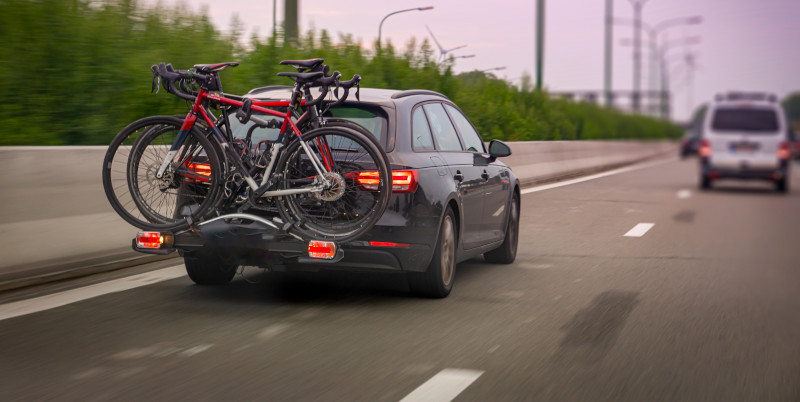 Ein Auto mit Fahrradträger auf der Autobahn.