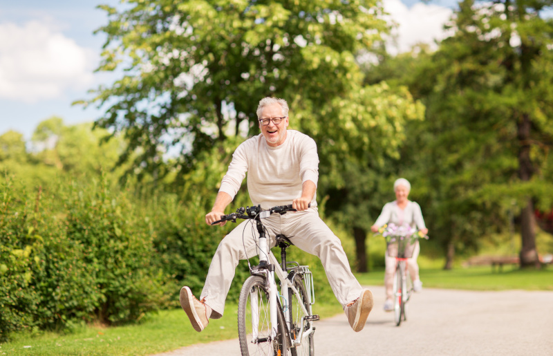 Glücklicher älterer Mann auf einem Fahrrad