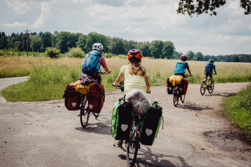 Familie auf einer Fahrradtour durch Niedersachsen in den Sommerferien, Deutschland