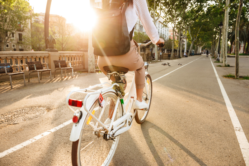 Rückansicht einer Frau auf dem Fahrrad