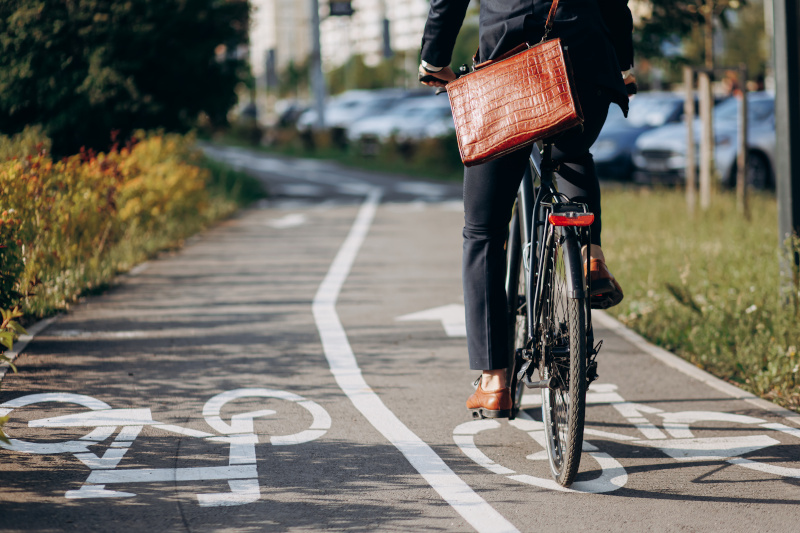 Geschäftsmann auf dem Fahrrad