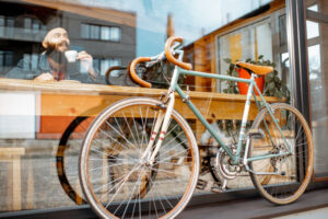 Ein Fahrrad vor einem Café