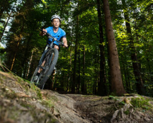 Mountainbiker im Downhill