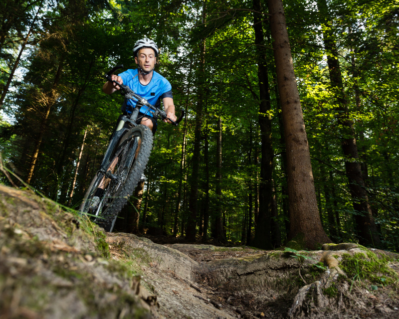 Mountainbiker im Downhill