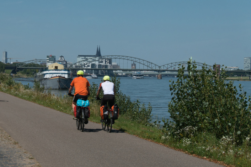 Radtour am Rhein entlang, Köln in Sicht.