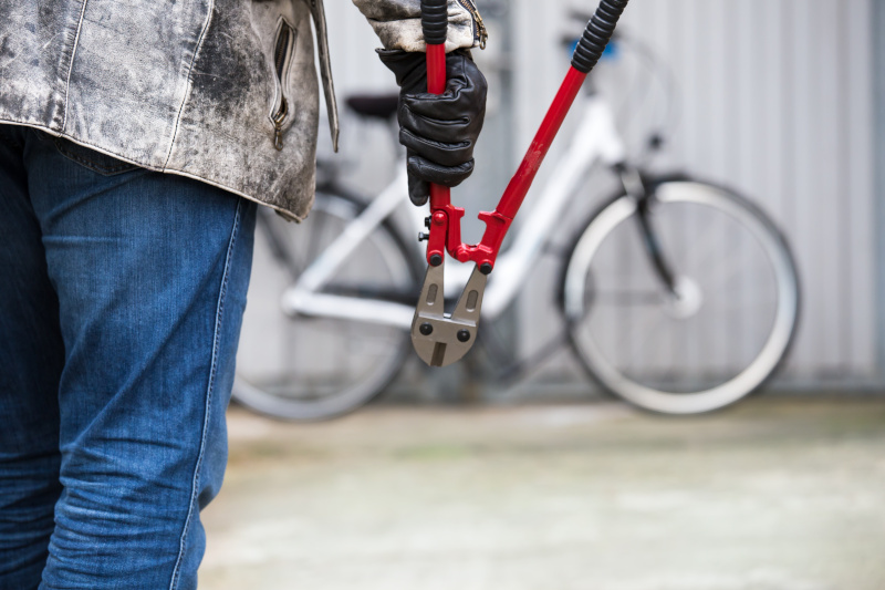 ein Dieb will ein Fahrrad stehlen