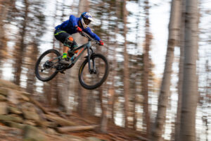 Mountainbiker im Wald