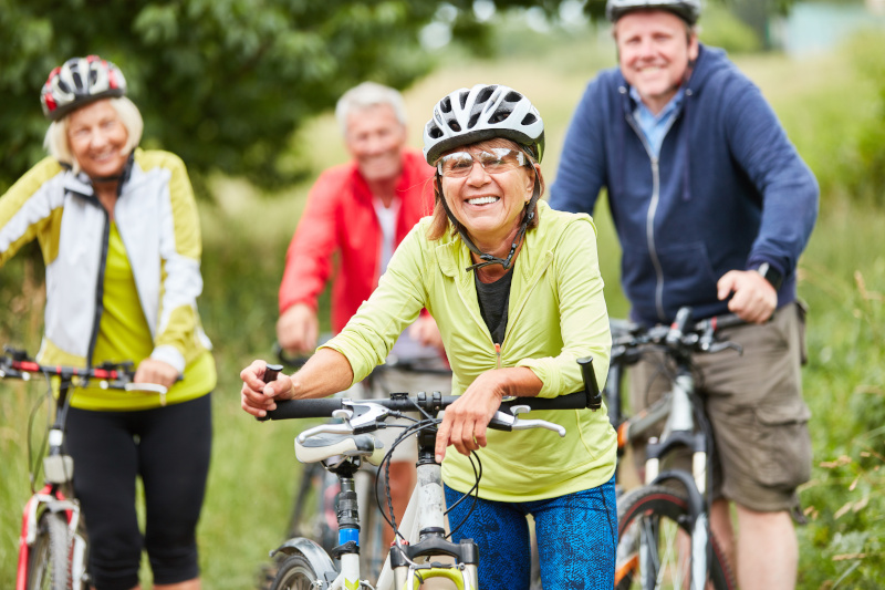 Gruppe Senioren beim Fahrrad fahren