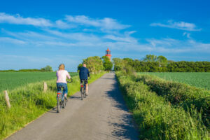 Leuchtturm an der Steilküste Staberhuk auf der Insel Fehmarn