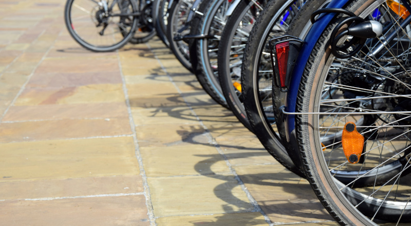 Viele geparkte Fahrräder - klimafreundliches Fortbewegungsmittel