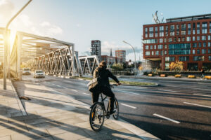 Fahrradfahrer in Hamburg HafenCity