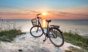 Mit dem Fahrrad am dänischen Strand
