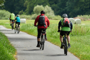 Radfahrer unterwegs auf dem Lahn-Radweg im sonnigen Spätsommer