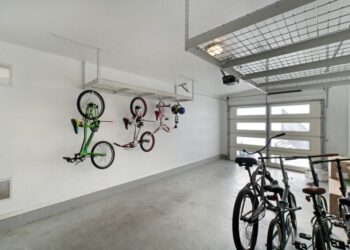 Fahrräder hängen an Haken in einer Garage