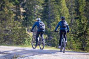 E-Mountainbiker in den Tiroler Alpen