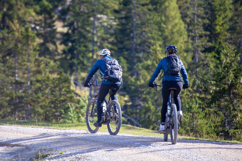 E-Mountainbiker in den Tiroler Alpen
